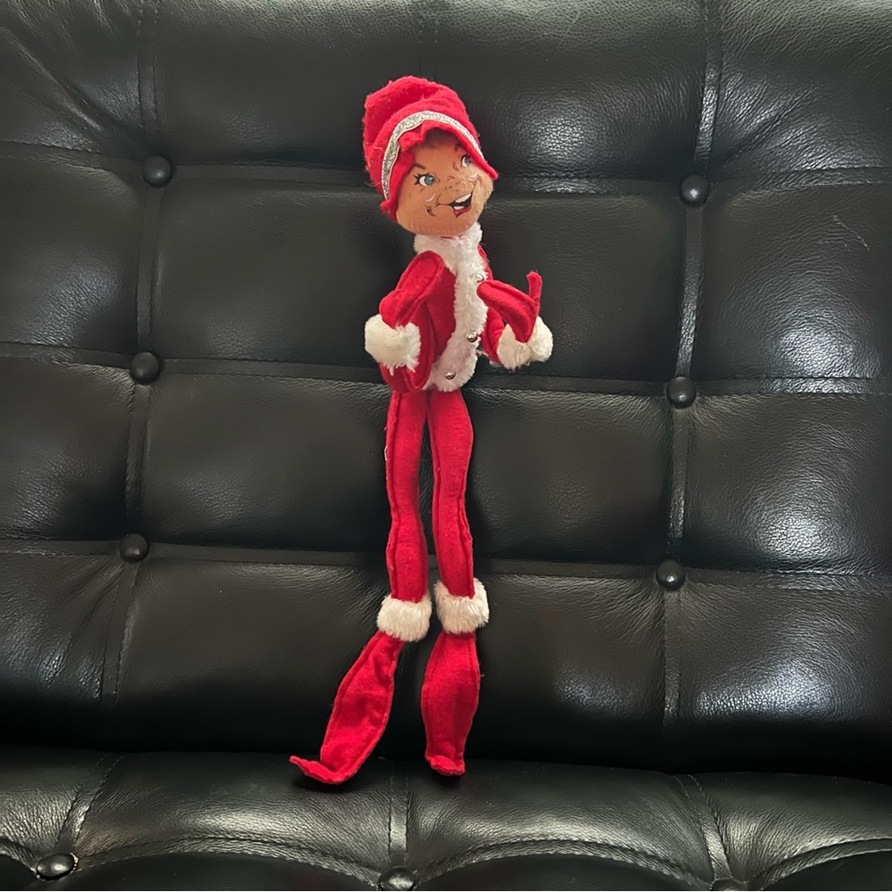 2003 Annalee Christmas Elf Doll 15” Shelf Sitter Posable Holly Hat USA Mobilitee